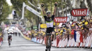 SOLOSEIER: Edvald Boasson Hagen kjørte fra Nikias Arndt (Team Sunweb)