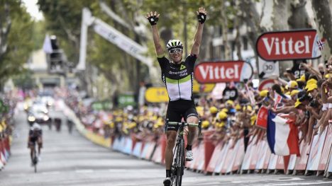 SOLOSEIER: Edvald Boasson Hagen kjørte fra Nikias Arndt (Team Sunweb)