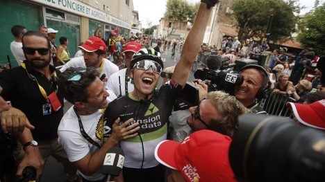 VILL JUBEL: Boasson Hagan i ekstase etter seier på 19. etappe i Tour de France. EPA/YOAN VALAT