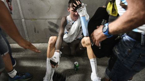 UTSLITT: Romain Bardet måtte ta seg en pust i bakken etter mål. Foto: AFP PHOTO / Lionel BONAVENTURE
