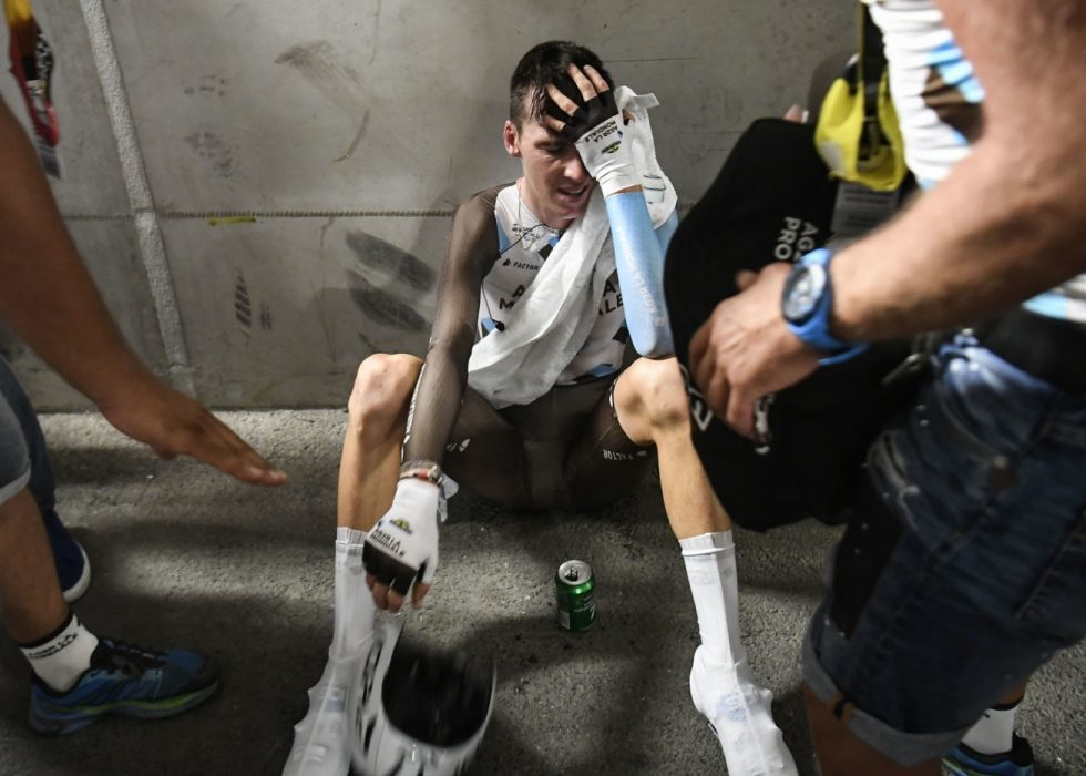 UTSLITT: Romain Bardet måtte ta seg en pust i bakken etter mål. Foto: AFP PHOTO / Lionel BONAVENTURE