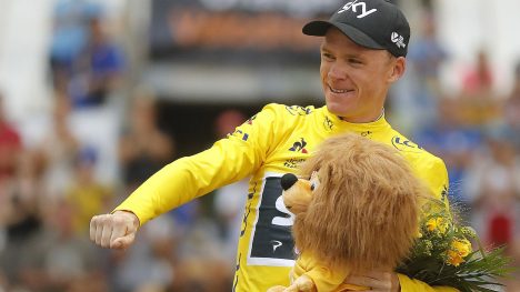 NR4: Søndag sykler Chris Froome inn til Paris med den gule trøyen trygt på skuldrene. EPA/GUILLAUME HORCAJUELO
