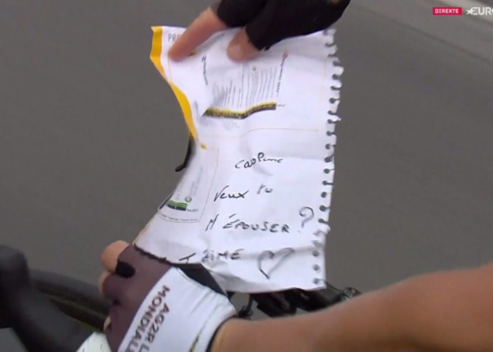 FRIERI: Cyril Gautier fridde til kjæresten på den 21. etappen. Foto/Skjerdump