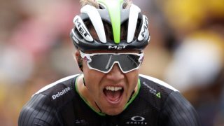 FEIRING: Allerede før rytterne kom i mål startet feiringen så smått for Team Sky og Chris Froome. Foto: REUTERS/Benoit Tessier