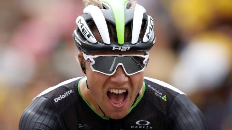 FEIRING: Allerede før rytterne kom i mål startet feiringen så smått for Team Sky og Chris Froome. Foto: REUTERS/Benoit Tessier