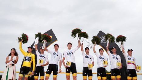 PENGEKONGENE: Team Sky vant lagkonkurransen i Tour de France. De var også laget som kjørte inn klart mest premiepenger underveis. Foto: REUTERS/Benoit Tessier