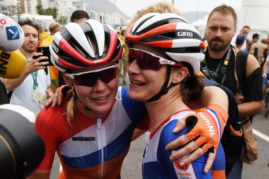 SEIER: Marianne Vos (til høyre) vant EM fellesstart. Her med olympisk mester Anna van der Breggen etter OL i Rio. Foto: NTB Scanpix