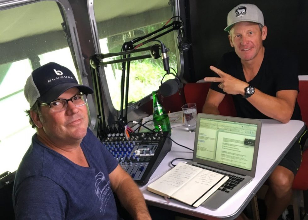 SKAPER HODEBRY: Armstrong avbildet med Stages-programvert JB Hager. Podkasten kan være brudd på amerikanerens utestengelse for doping. FOTO: Twitter/@lancearmstrong