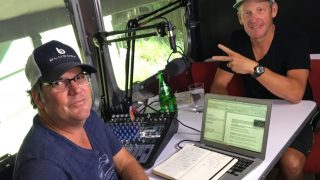 SKAPER HODEBRY: Armstrong avbildet med Stages-programvert JB Hager. Podkasten kan være brudd på amerikanerens utestengelse for doping. FOTO: Twitter/@lancearmstrong