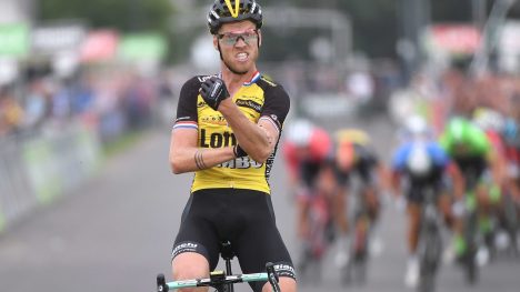STRAFFES: Rittjuryen likte ikke denne gesten fra Lars Boom under fredagens etappe i BrinckBank Tour. Foto: Tim de Waele (©TDWSport.com)