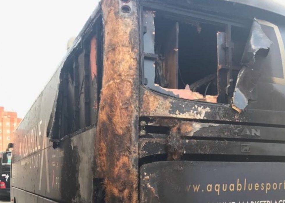 OMFATTENDE SKADER: Team Aqua Blue står uten lagbuss i vueltaen etter nattas angrep. FOTO: Team Aqua Blue på Twitter