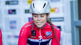 VELTET: Emelie Utvik fra Bergen veltet under VM-rittet i hjembyen mandag. Foto: Norges Cykleforbund.