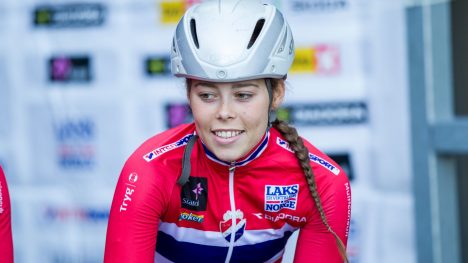 VELTET: Emelie Utvik fra Bergen veltet under VM-rittet i hjembyen mandag. Foto: Norges Cykleforbund.