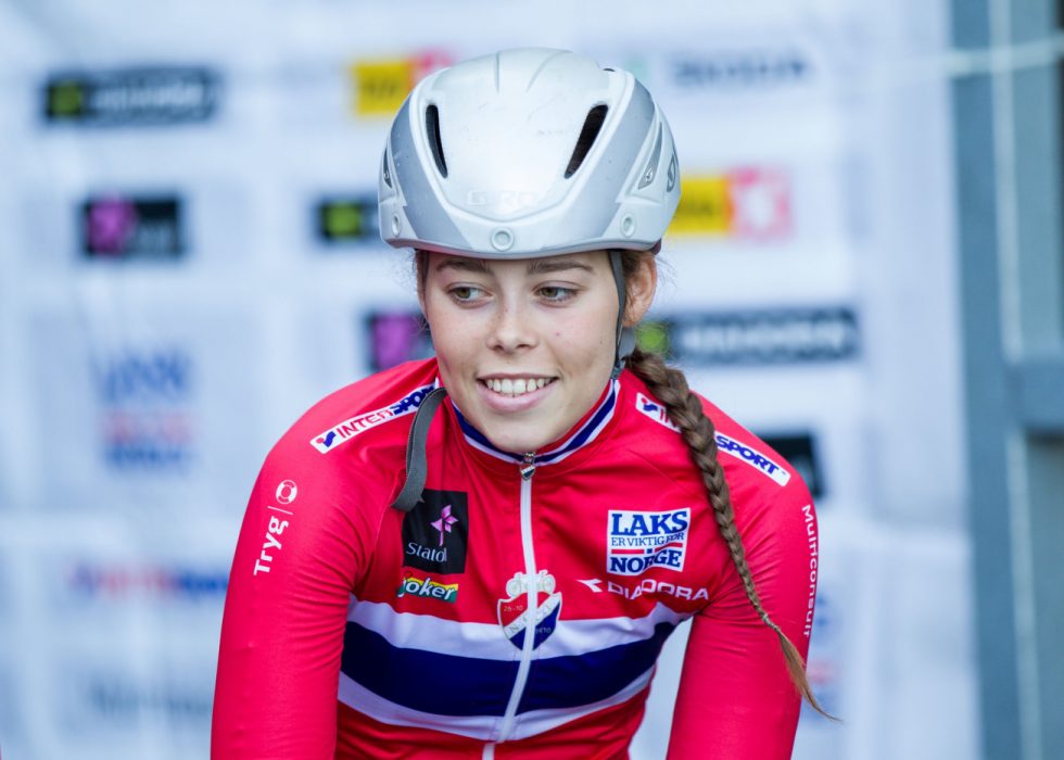VELTET: Emelie Utvik fra Bergen veltet under VM-rittet i hjembyen mandag. Foto: Norges Cykleforbund.