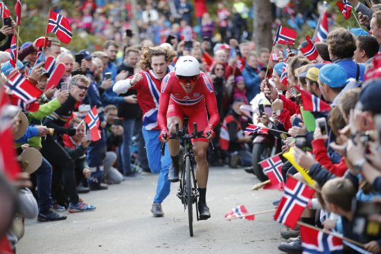FOLKEFEST: Det var god stemning på Fløyen. Foto: Poppe NTB/Scanpix