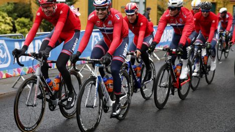 LANGEMANN: Vegard Stake Laengen (nesten litt for høy for dette bildet) er spent på hvordan Alexander Kristoff (til høyre) og Edvald Boasson Hagen (utenfor bildet) spilles ut under søndagens fellesstart. Det er han nok ikke alene om tre dager i forkant. FOTO: Cornelius Poppe/Scanpix