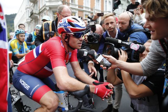 SØLVGUTT: Alexander Kristoff snakker med pressen etter å ha spurtet til VM-sølv på Festplassen i Bergen. FOTO: Cornelius Poppe / NTB scanpix