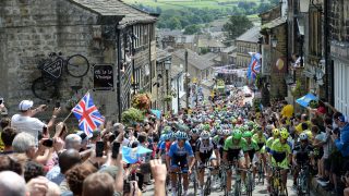 FOLKEFEST: Den andre etappen av Tour de France 2014 tok turen innom Haworth i Yorkshire. Nå vil britene ha touren tilbake. Foto: Scanpix