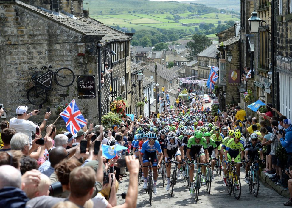 FOLKEFEST: Den andre etappen av Tour de France 2014 tok turen innom Haworth i Yorkshire. Nå vil britene ha touren tilbake. Foto: Scanpix