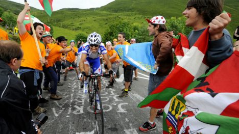 SYKKELGALE: Baskiske tilskuere er et helt vanlig syn under Tour de France-etapper i Pyreneene