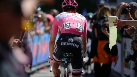 DO-HUMOR: Mot slutten av årets Giro d'Italia gikk det selvsagt sport i å veive med doruller i retning av Tom Dumoulin. 26-åringen var åpen om sine helseproblemer som gjest i et nederlandsk talkshow nylig. FOTO: Tim De Waele/TDWSPORT.COM