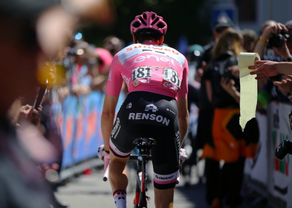 DO-HUMOR: Mot slutten av årets Giro d'Italia gikk det selvsagt sport i å veive med doruller i retning av Tom Dumoulin. 26-åringen var åpen om sine helseproblemer som gjest i et nederlandsk talkshow nylig. FOTO: Tim De Waele/TDWSPORT.COM