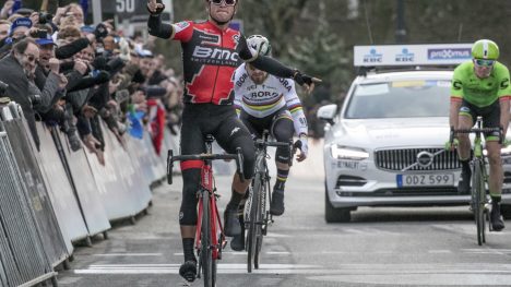 SPURTET BEST: Greg Van Avermaet slo Peter Sagan og Sep Vanmarcke i finalen i Ghent under årets utgave av Omloop Het Nieuwsblad. Neste år gjenoppstår den gamle finalen fra Flandern rundt i det belgiske WorldTour-rittet. FOTO: AP Photo/Olivier Matthys
