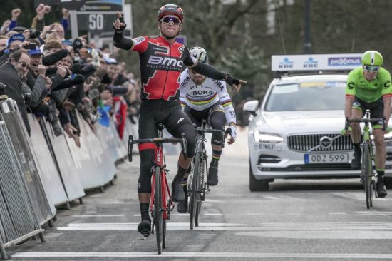 SPURTET BEST: Greg Van Avermaet slo Peter Sagan og Sep Vanmarcke i finalen i Ghent under årets utgave av Omloop Het Nieuwsblad. Neste år gjenoppstår den gamle finalen fra Flandern rundt i det belgiske WorldTour-rittet. FOTO: AP Photo/Olivier Matthys
