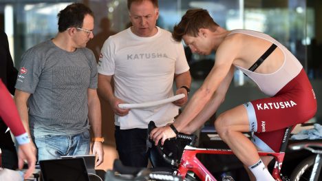 VIL SE FLERE TATT: Alexander Kristoffs trener Stein Ørn (i midten) ønsker å se flere bli tatt for EPO og steroider.