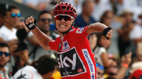 I TRØBBEL: Chris Froome risikerer å miste sammenlagtseieren fra Vuelta a España tidligere i høst. Foto: EPA/Javier Lizon