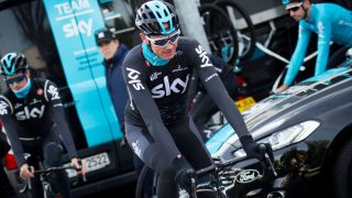 EN NY TRENINGSDAG: Chris Froome svarte på spørsmål fra det internasjonale pressekorpset før han trillet ut til trening