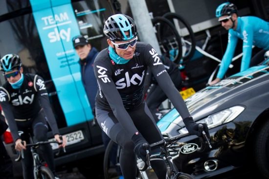 EN NY TRENINGSDAG: Chris Froome svarte på spørsmål fra det internasjonale pressekorpset før han trillet ut til trening