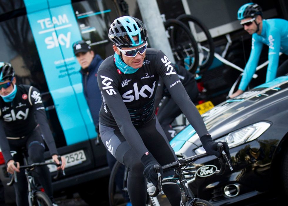 EN NY TRENINGSDAG: Chris Froome svarte på spørsmål fra det internasjonale pressekorpset før han trillet ut til trening