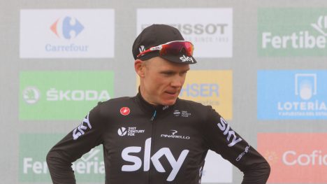 MÅ FORKLARE SEG: Chris Froome og hans team jobber med å forklare en unormal dopingprøve under Spania rundt 2017. FOTO EPA.