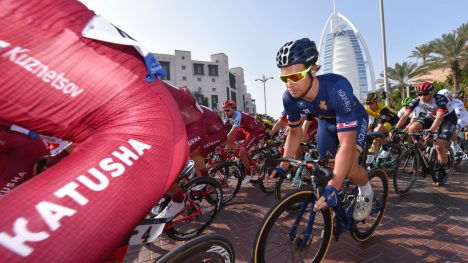 HELT RÆVA! Adam Blythe fikk ikke kjempet mot Alexander Kristoff om seieren på etappe 6 i Oman. Briten skiftet sykkel på ureglementert vis og ble nektet å sykle videre av rittkommissæren. FOTO: Tim De Waele/TDWSPORT.COM