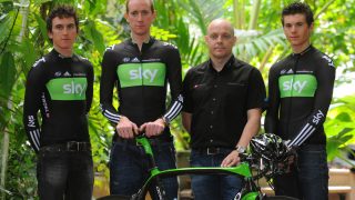 I HARDT VÆR: Bradley Wiggins og Dave Brailsford har blitt utsatt for nye anklager i en knusende dom fra en komité fra Det britiske parlamentet. Komiteen mener at Team Sky misbrukte medisinske fritak for å preppe rytterne sine foran Tour de France i 2012.