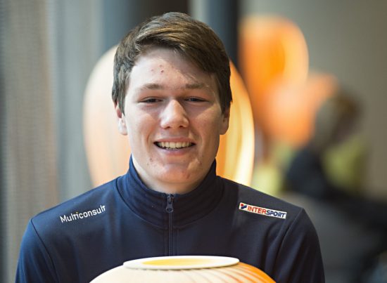 KLAR FOR JOKER: Søren Wærenskjold blir Joker-Icopal-rytter fra 1. januar neste år. Her er han avbildet med daglig leder i Interspons