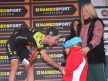 FIKK HILSE PÅ VINNEREN: Michele Scarponis to tvillinggutter synes nok fokuset ble litt overveldende på podiet sammen med etappevinner Adam Yates. Da er det godt å ha mamma Anna i nærheten. FOTO: Tim De Waele/TDWSPORT.COM