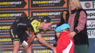 FIKK HILSE PÅ VINNEREN: Michele Scarponis to tvillinggutter synes nok fokuset ble litt overveldende på podiet sammen med etappevinner Adam Yates. Da er det godt å ha mamma Anna i nærheten. FOTO: Tim De Waele/TDWSPORT.COM