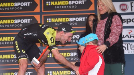 FIKK HILSE PÅ VINNEREN: Michele Scarponis to tvillinggutter synes nok fokuset ble litt overveldende på podiet sammen med etappevinner Adam Yates. Da er det godt å ha mamma Anna i nærheten. FOTO: Tim De Waele/TDWSPORT.COM