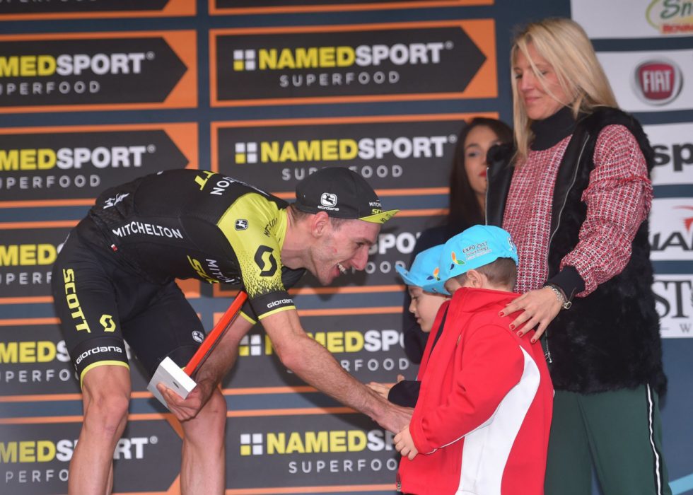 FIKK HILSE PÅ VINNEREN: Michele Scarponis to tvillinggutter synes nok fokuset ble litt overveldende på podiet sammen med etappevinner Adam Yates. Da er det godt å ha mamma Anna i nærheten. FOTO: Tim De Waele/TDWSPORT.COM