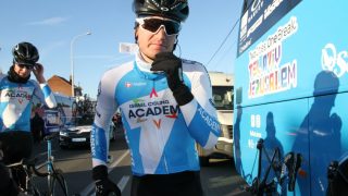 MER TRØBBEL: Her sitter Dennis Van Winden og Guillaume Boivin etter velten med drøye åtte kilometer igjen til mål. Skjermdump via Eurosport Norge