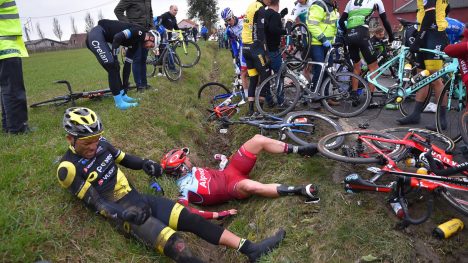 KUN 40 SLAPP HELSKINNET FRA DET: Marco Haller (i rødt) var blant rytterne som ikke var så heldig. Også Edvald Boasson Hagen og Alexander Kristoff ble hindret. FOTO: Tim De Waele/TDWSPORT.COM