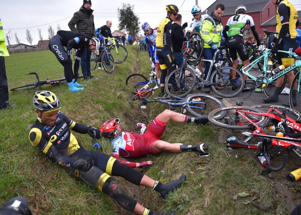 KUN 40 SLAPP HELSKINNET FRA DET: Marco Haller (i rødt) var blant rytterne som ikke var så heldig. Også Edvald Boasson Hagen og Alexander Kristoff ble hindret. FOTO: Tim De Waele/TDWSPORT.COM
