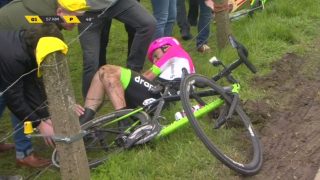 I PIGGTRÅDEN: Mitchell Docker uheldig under søndagens Flandern rundt. FOTO: Skjermdump Eurosport Player