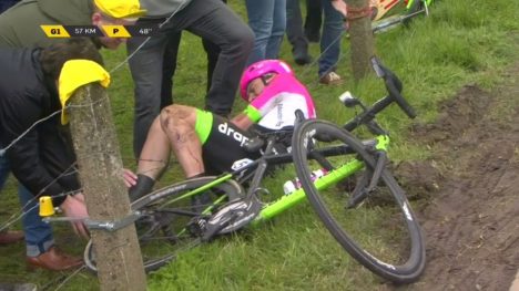 I PIGGTRÅDEN: Mitchell Docker uheldig under søndagens Flandern rundt. FOTO: Skjermdump Eurosport Player