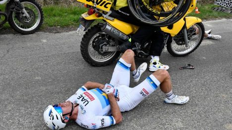 VELTET: Alexander Kristoff gikk i bakken under finalen av Paris-Roubaix. FOTO: AFP PHOTO / JEFF PACHOUD
