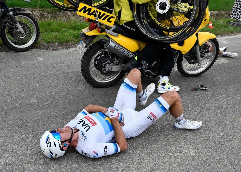 VELTET: Alexander Kristoff gikk i bakken under finalen av Paris-Roubaix. FOTO: AFP PHOTO / JEFF PACHOUD