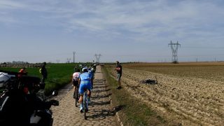 BAK I FELTET: Paris-Roubaix er et av de hardeste rittene i sesongen. Evaldas Siskevicius trosset mange hinder for å komme til mål. AFP PHOTO / JEFF PACHOUD
