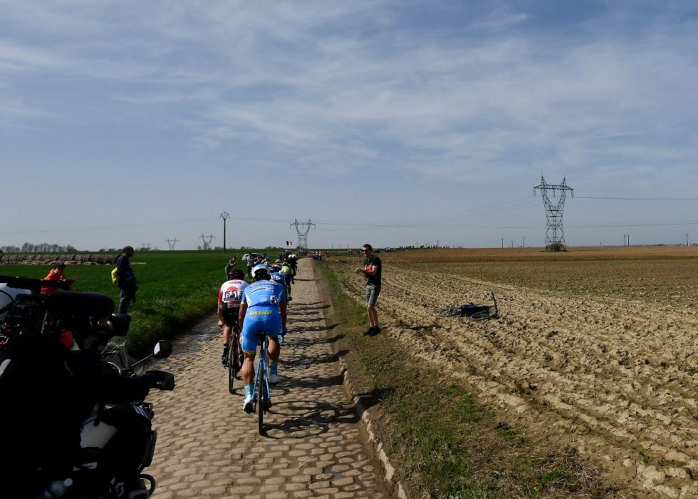 BAK I FELTET: Paris-Roubaix er et av de hardeste rittene i sesongen. Evaldas Siskevicius trosset mange hinder for å komme til mål. AFP PHOTO / JEFF PACHOUD